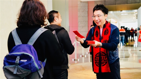 腾讯万人领红包 有人排队7小时：金额羡煞