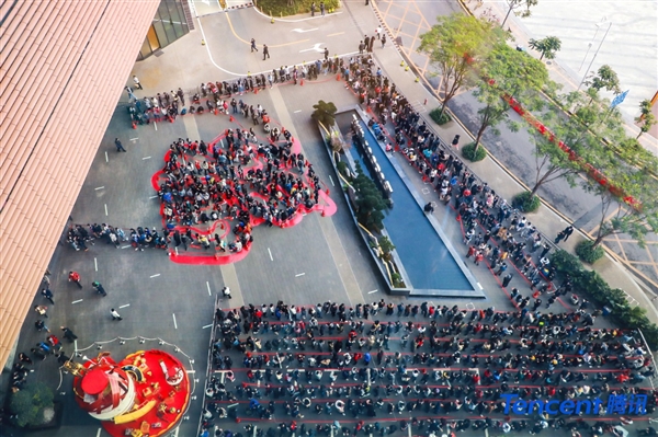 腾讯万人领红包 有人排队7小时：金额羡煞