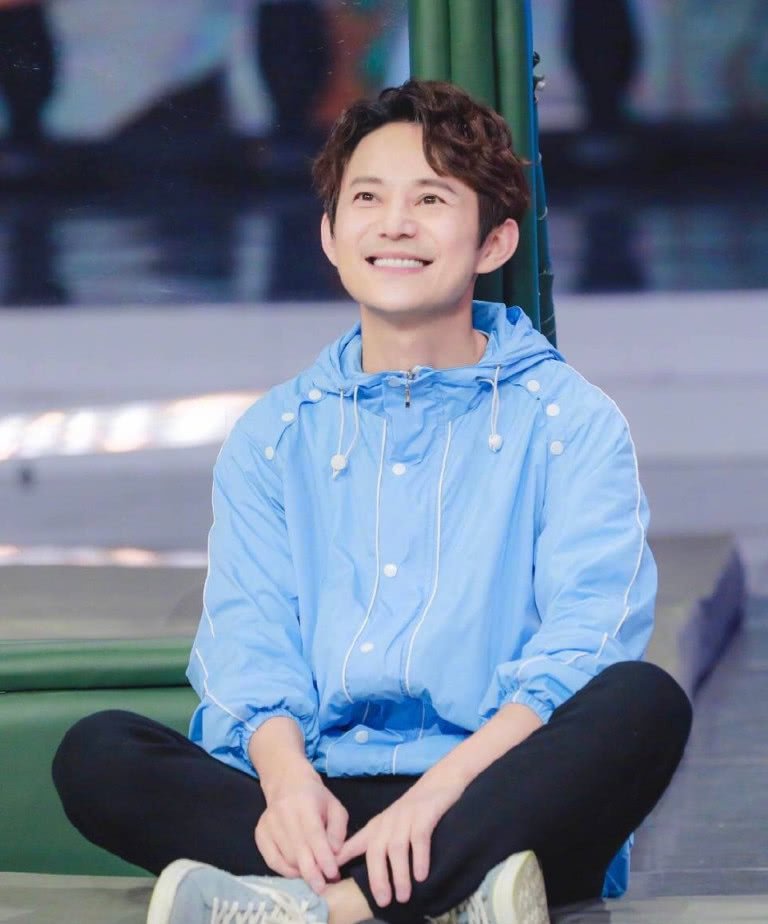 今年披着毛衣的穿法又要兴起了,何炅穿上去瞬