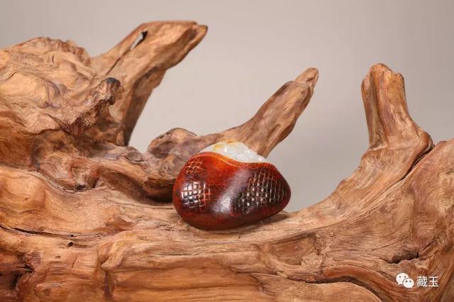 红皮和田玉的极致——籽料里的玛丽艳红!