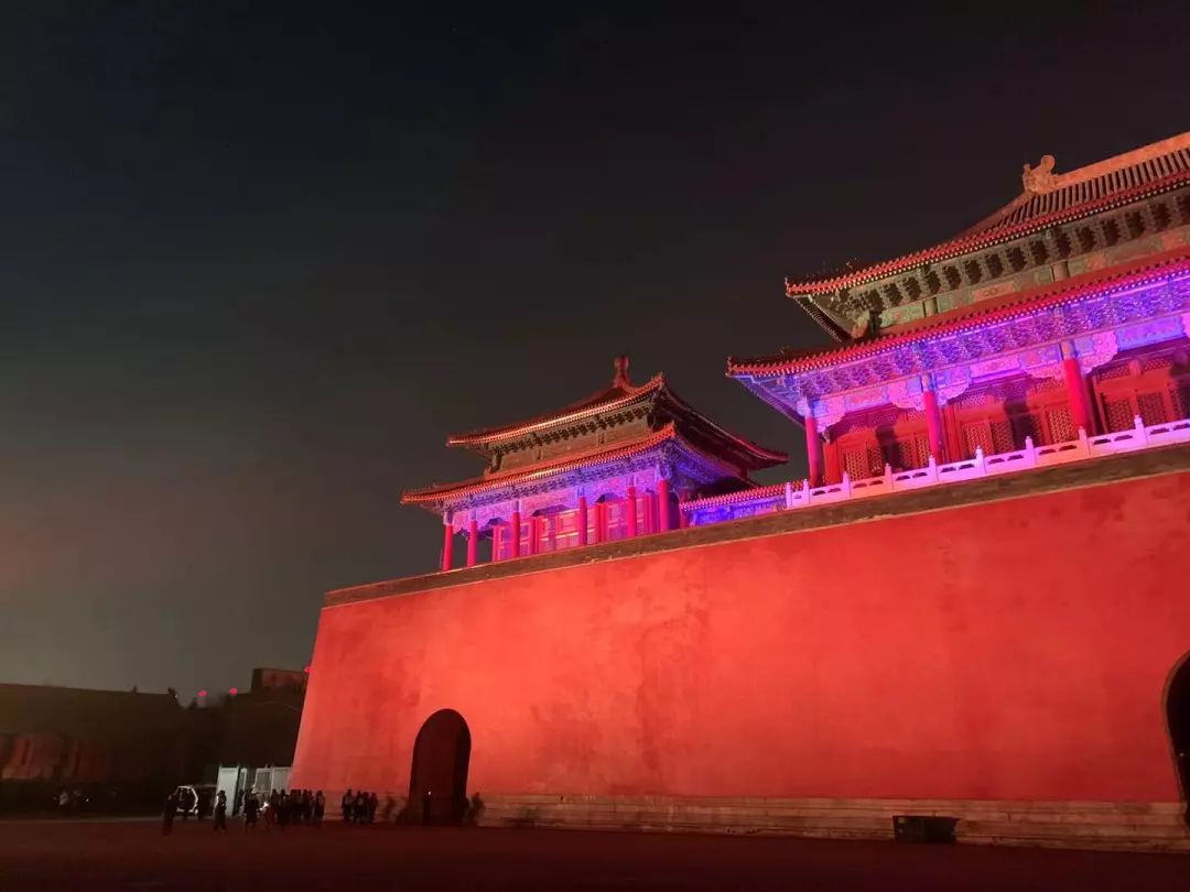 故宫94年来首开夜场，我们去现场看了它究竟有多美