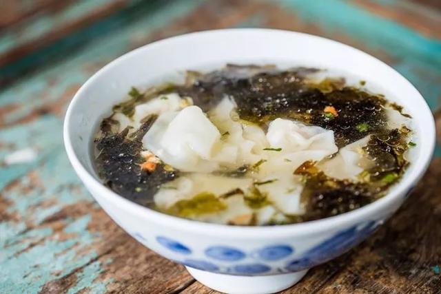 这家“俏姥姥馄饨”小破店火遍大济南,深夜十点还在排长队!