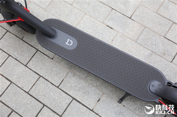 折叠只需3秒!小米米家电动滑板车Pro图赏