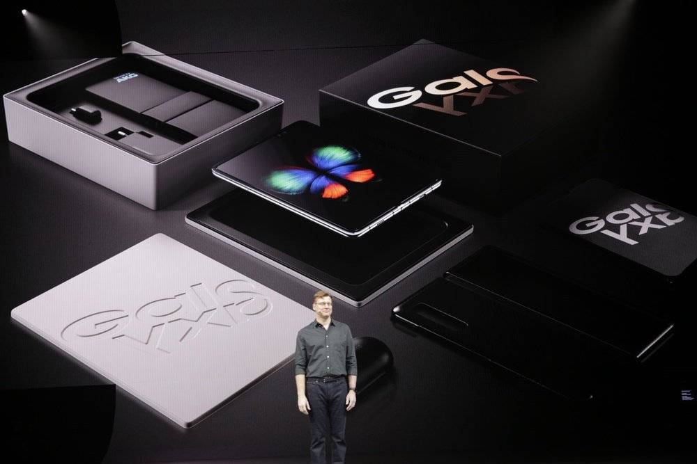 谁会买 1980 美元的三星折叠屏手机?