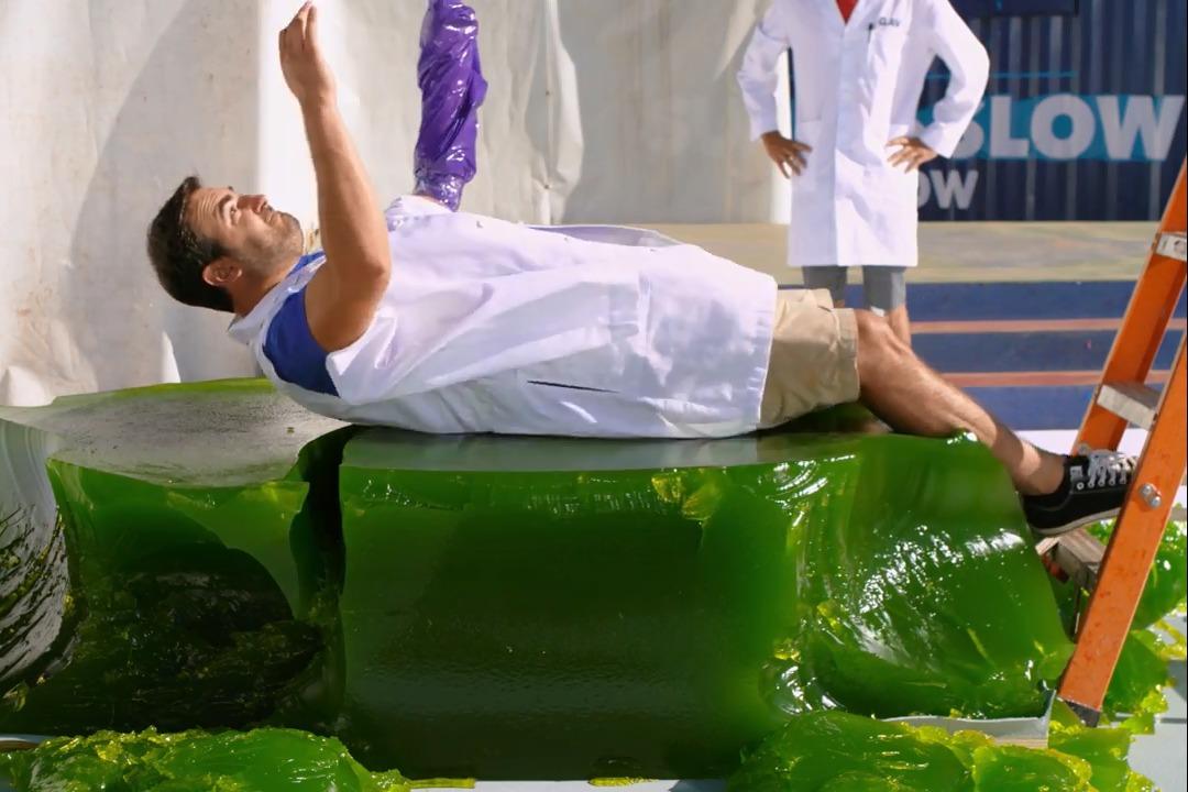 奇葩老外自制超大果冻床，躺上去会怎样？网友：看完后身心舒适！