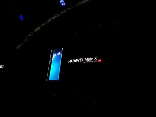 鹰翼式折叠+8英寸全面屏！华为Mate X亮相
