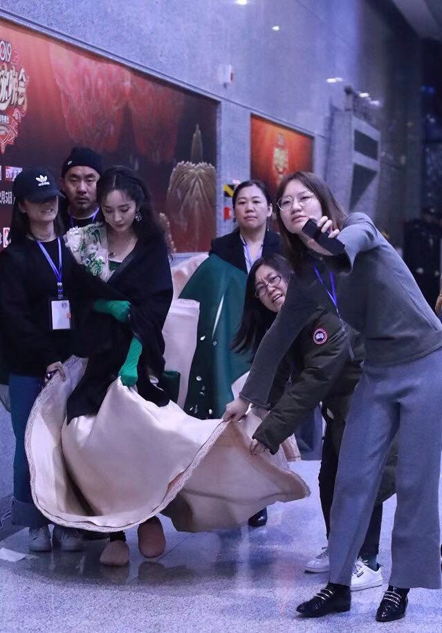 杨幂高调秀细腰马甲线，宣布开始正式营业！