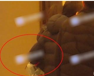 刚和女星研究完剧本的张朝阳，又和另一个搂腰看电影
