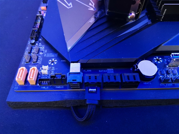 技嘉首秀C621 Aorus Xtreme主板：28核心全核稳超5GHz