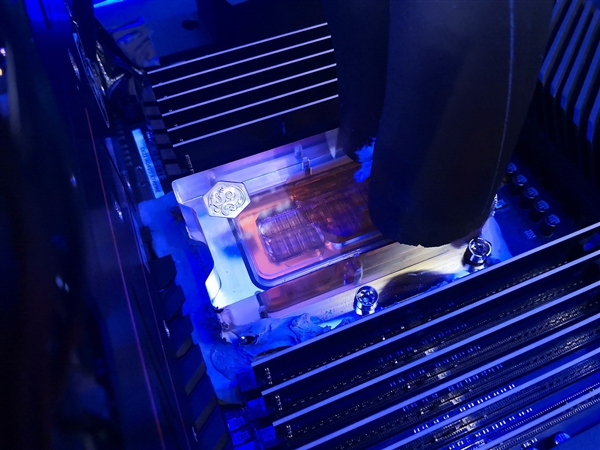 技嘉首秀C621 Aorus Xtreme主板：28核心全核稳超5GHz
