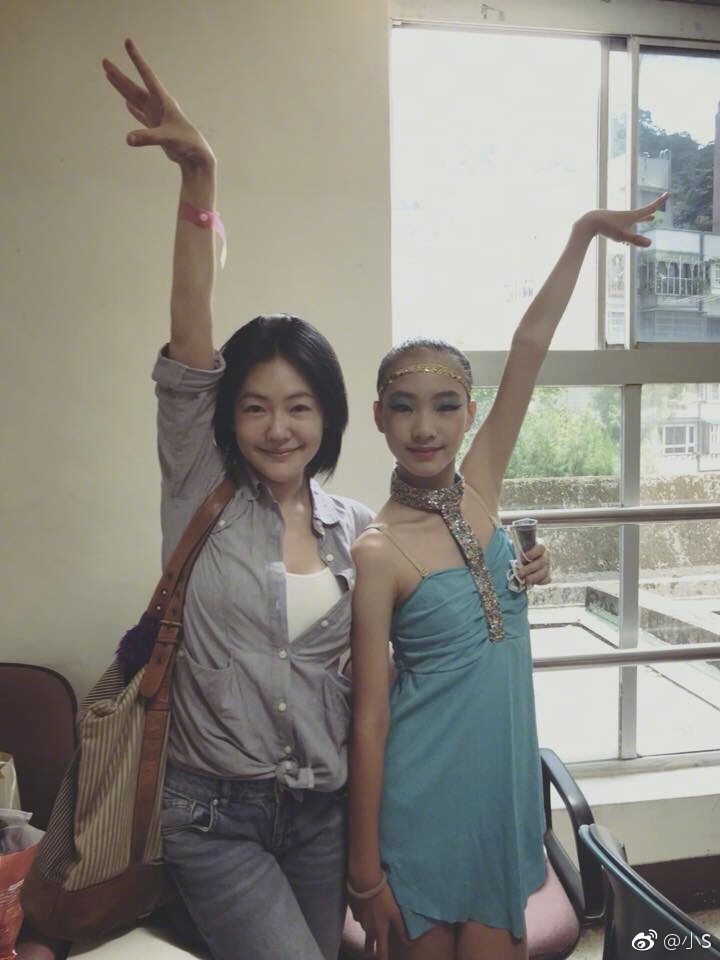 小S素颜和友人喝酒吃铁板烧，13岁女儿罕见出镜，被夸气质太好！