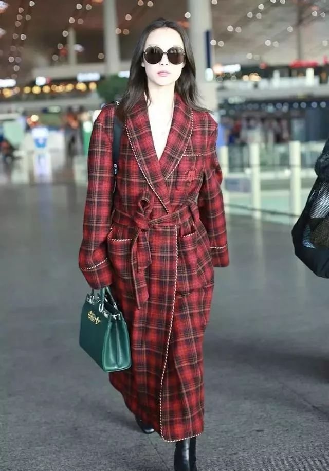 倪妮直接穿睡袍走机场，还挑战死亡搭配“红配绿”，居然一点不丑