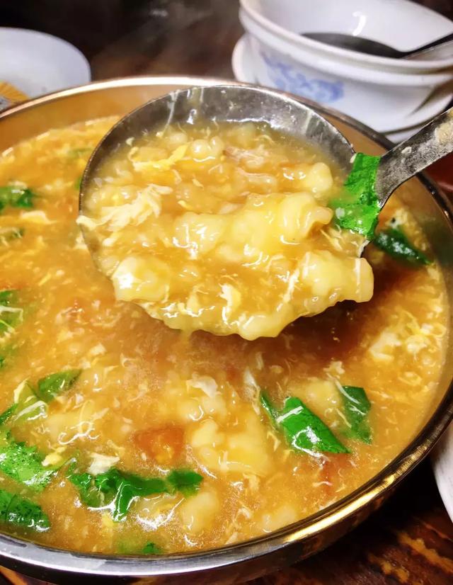 长春这家烧烤店开了不少年了,桌上小炉自己烤,烤啥样自己说了算