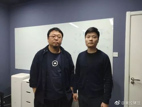 羅永浩與ifunk品牌負責人合影(圖來源於微博) 錘子科技要做 TNT 係統筆記本?官方回應