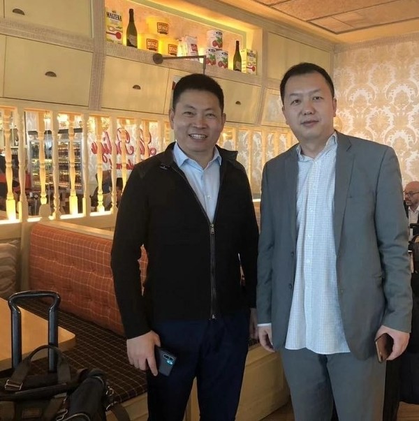 华为P30 Pro就这样曝光了?余承东携神秘新机合影