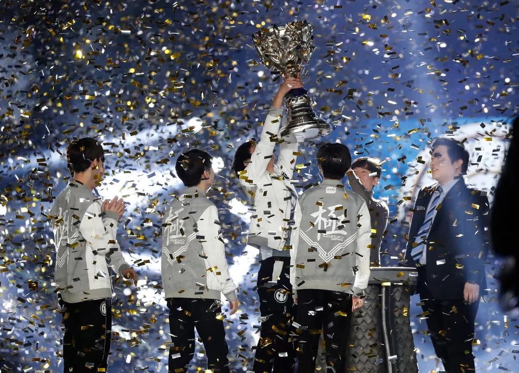 游戏与电竞：政策松绑，巨头缝隙，无人可以裸泳 | 2019展望