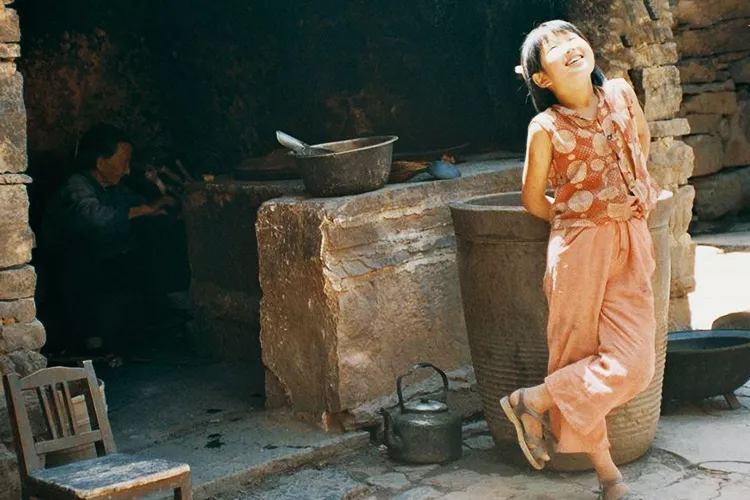 镜头下:一位日本人拍摄的1985年中国农村生活,简单融洽的邻居关系,第