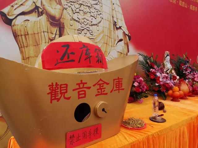 实拍,数万游客齐聚观音山参加观音开库,人山人海