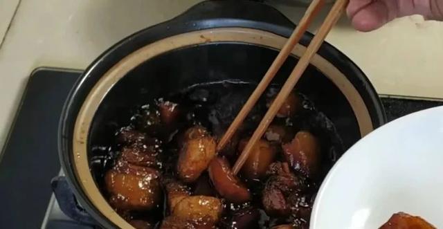 红烧肉的最新做法,不用一滴油,不加一滴水,吃起来肥而不腻
