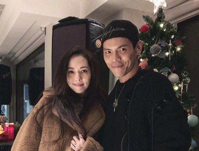 向太陈岚年轻时倾国倾城,美貌不输郭碧婷,在巩俐旁毫不输!
