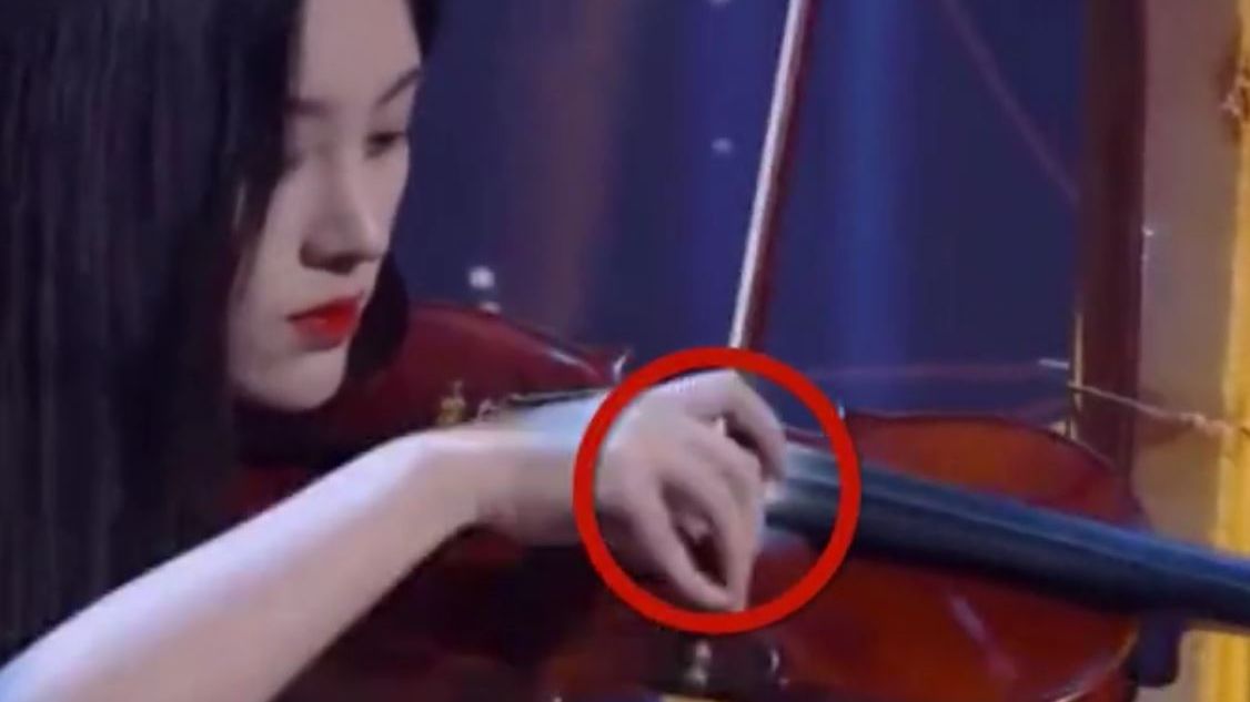 偶像上节目假拉琴惹众怒，何必用作假来维持完美人设