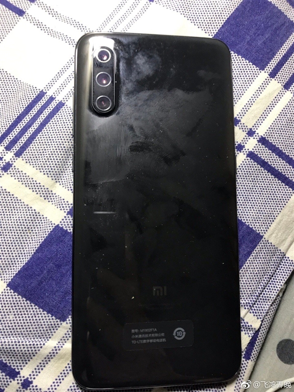 好不容易抢到小米9：拆开后发现没有闪光灯