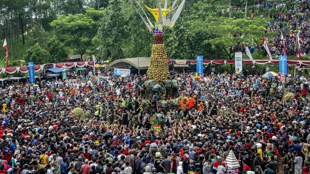 印尼年度“榴梿节”新鲜榴莲免费吃是怎么回事 现场火爆异常