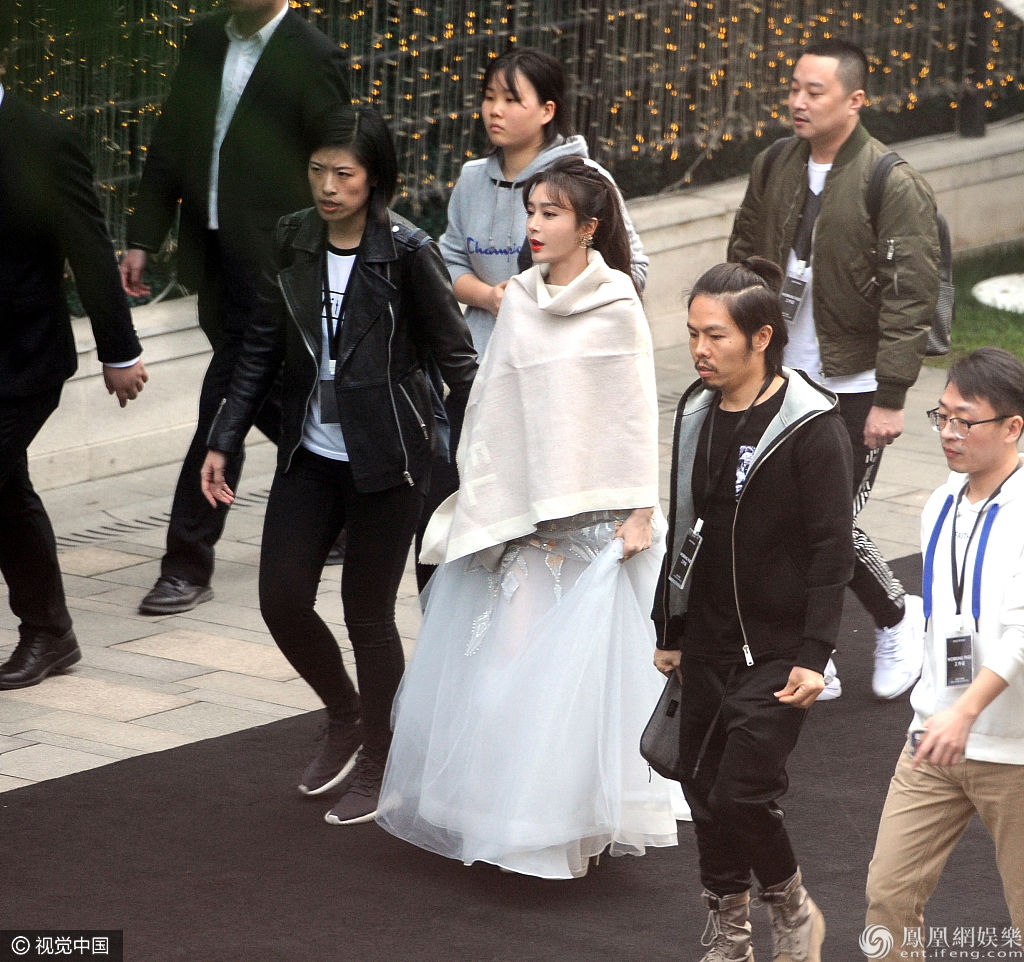 秦岚自提白裙子疾行似“落跑仙子”步履匆匆奔赴会场获多人护驾