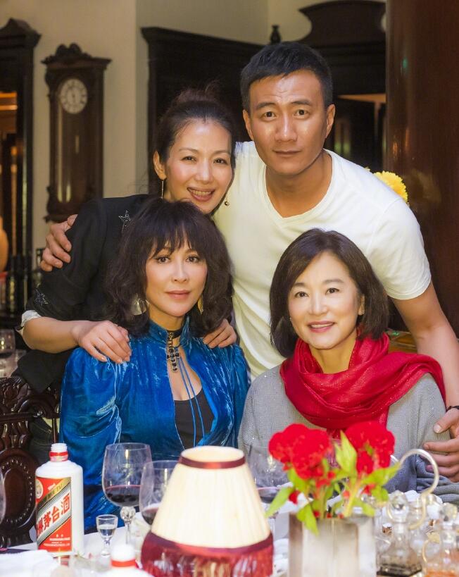 胡军林青霞关之琳刘嘉玲罕见同框，网友关注的点却是胡军的儿子康康！