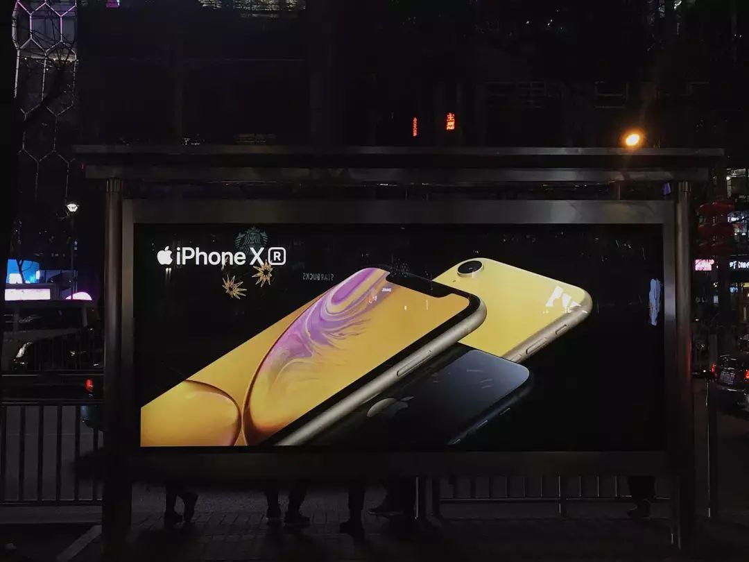 苹果在公交站处投放销量不佳的iphone xr广告)无独有偶,除了苹果,最近