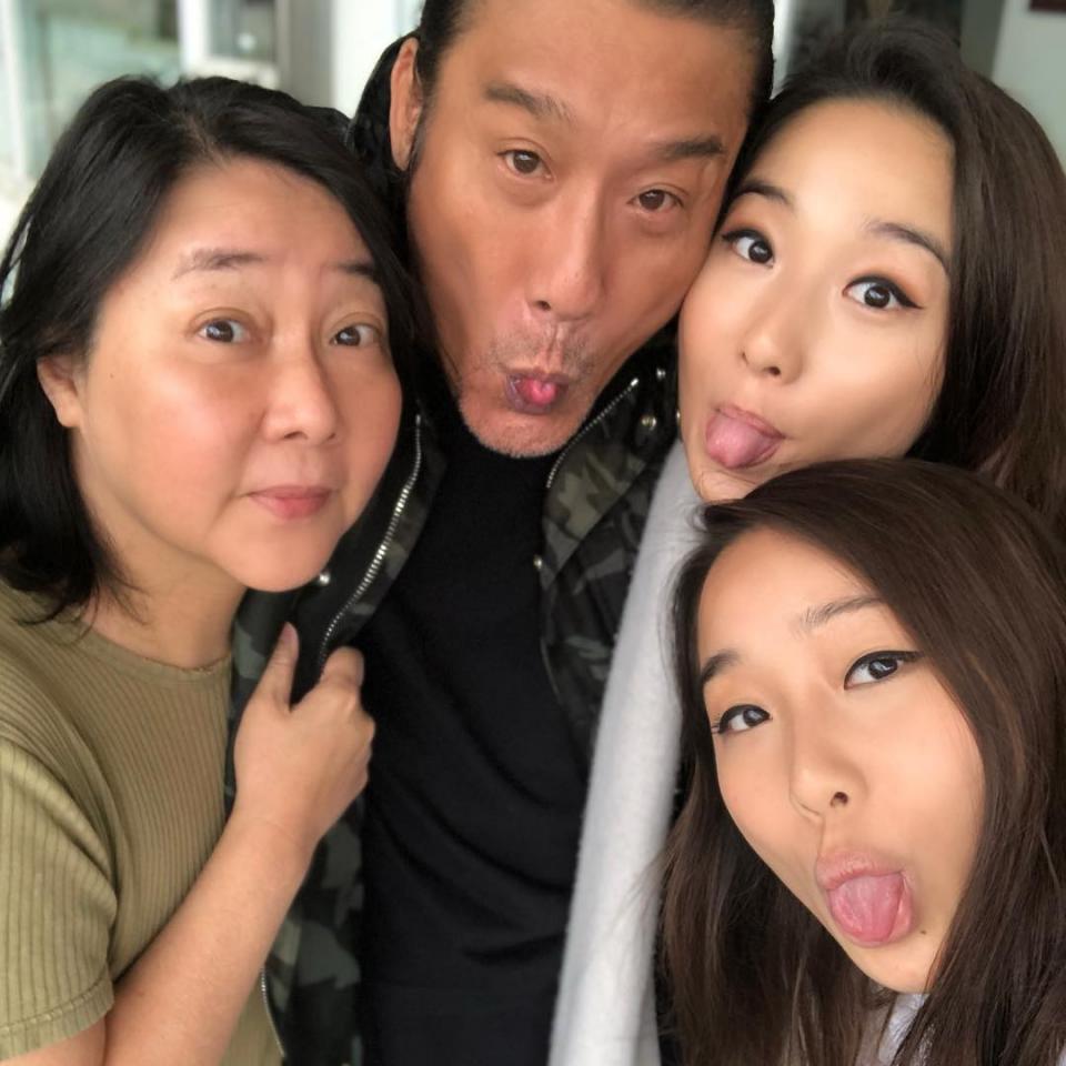 梁家辉爱女晒全家福好温馨，影帝搂妻女尽显好男人形象
