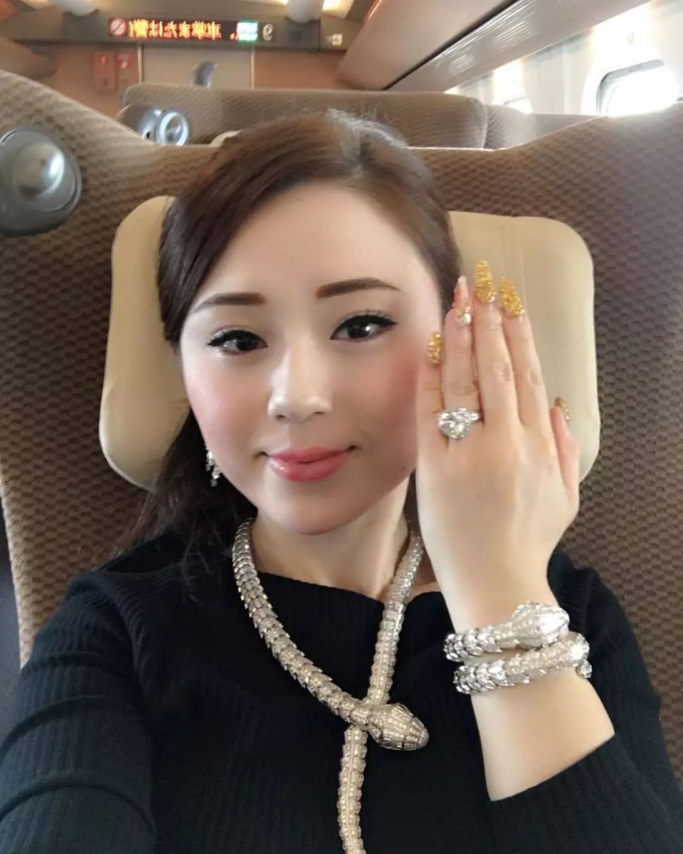 一顿饭100万、钻戒1亿元，年收入30亿的她到底什么来头？