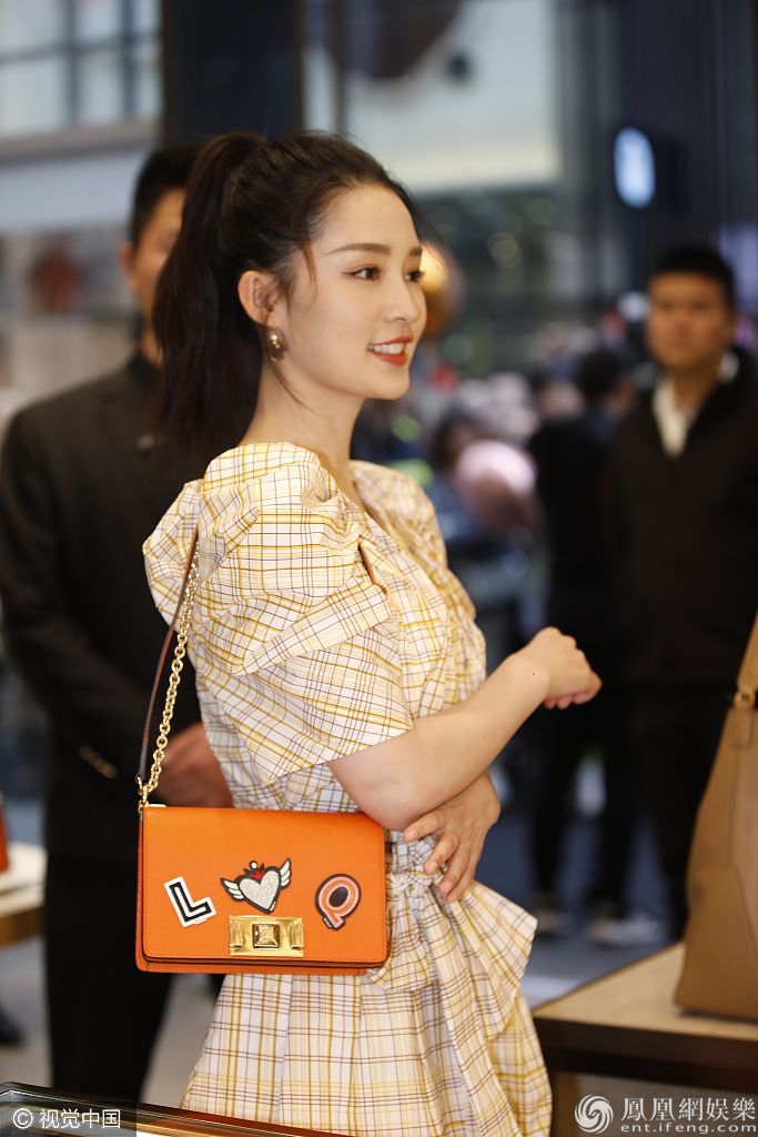 仙女本仙！李沁嫩黄连衣裙仙气十足 皮肤白皙高马尾青春靓丽
