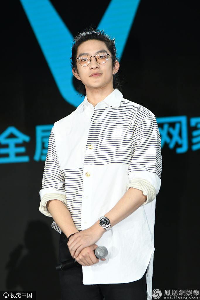 屈楚萧扎丸子头清爽亮相可盐可甜 戴眼镜穿条纹衫少年感满满