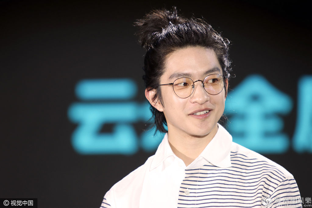 屈楚萧扎丸子头清爽亮相可盐可甜 戴眼镜穿条纹衫少年感满满