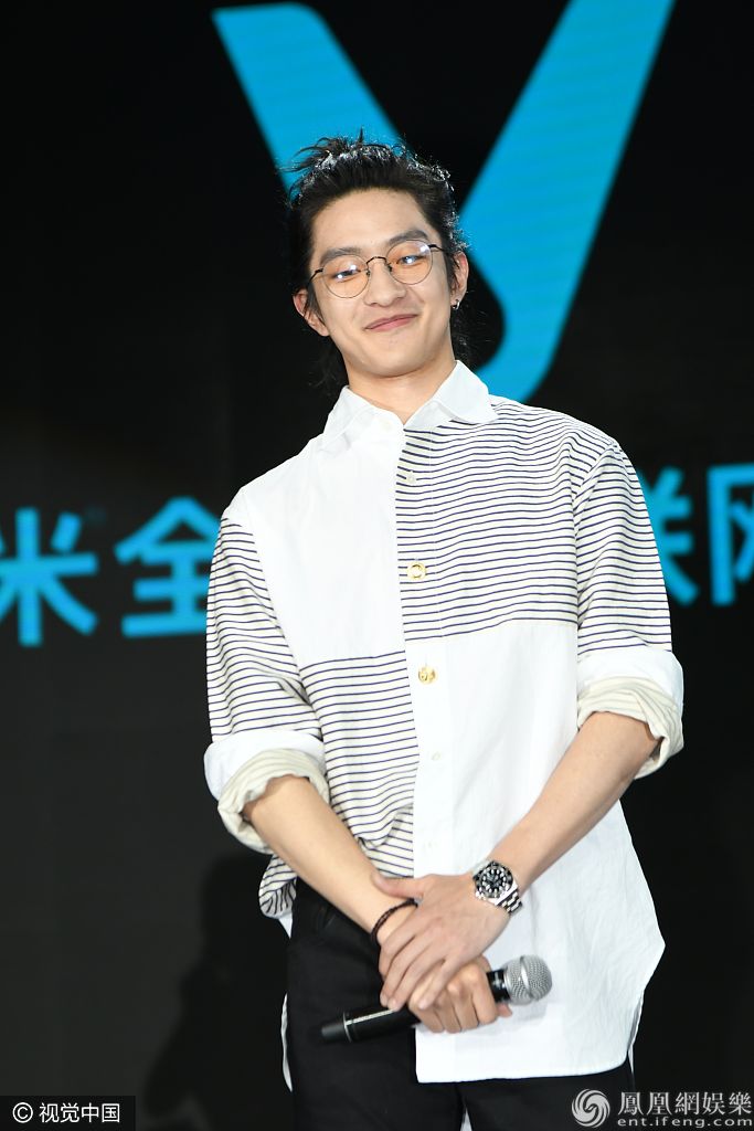 屈楚萧扎丸子头清爽亮相可盐可甜 戴眼镜穿条纹衫少年感满满