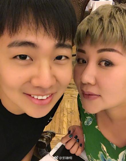 郭德纲4岁小儿子穿花褂子超像老郭，无意中暴露了家中欧式豪宅！