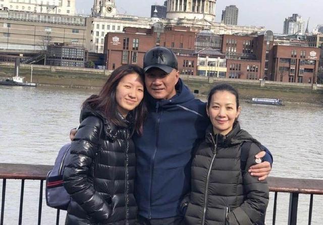 胡军大赞女儿“九九”舞台表现力强，看来又一个星二代要出道了