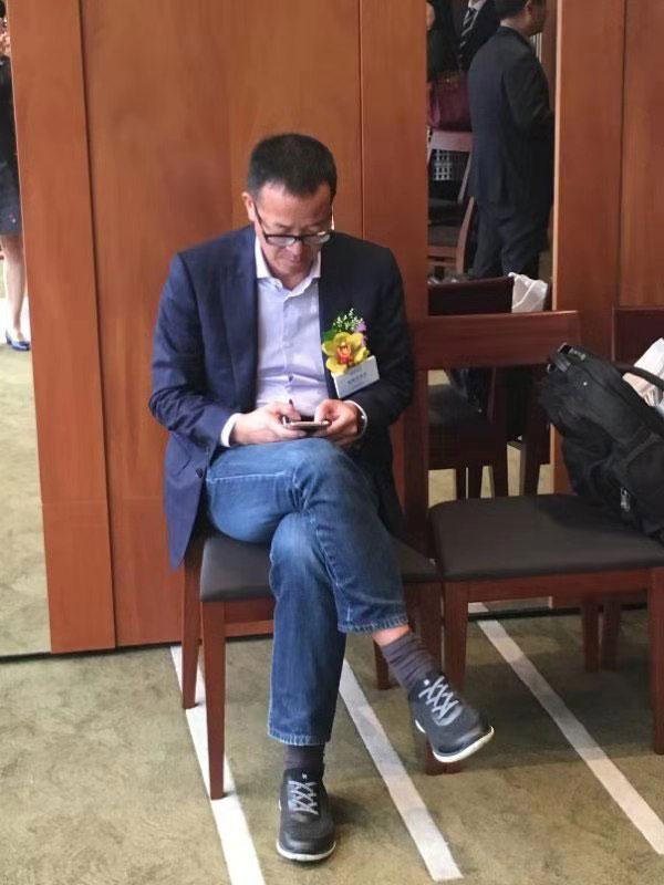 俞敏洪现身新东方在线路演现场秒变粉丝见面会 投资人:挤不进去