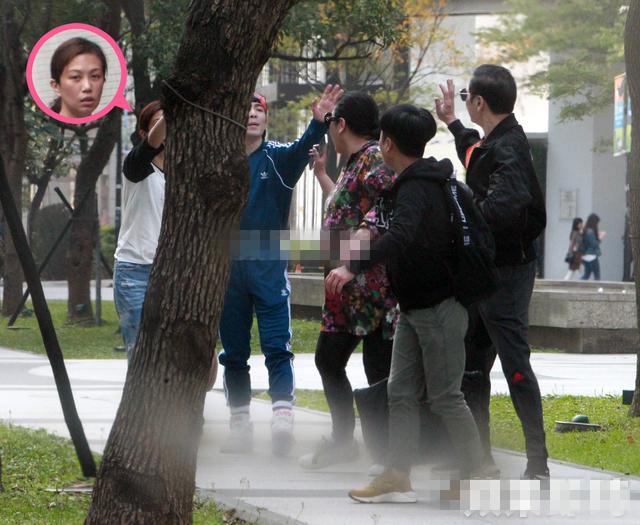 向华强夫妇乘豪车去吃小店，干儿子萧敬腾热情接待