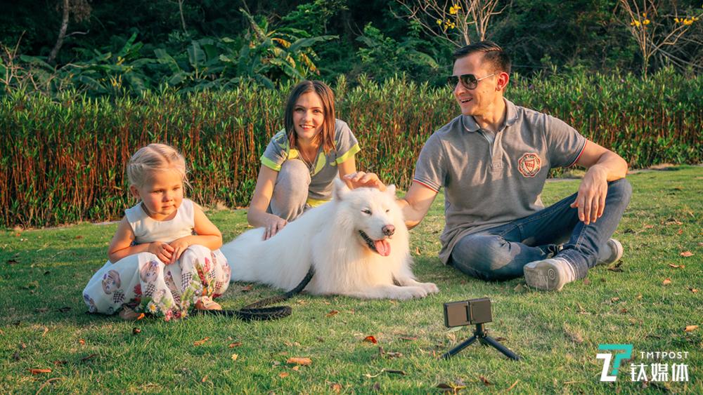 为3D大众化而生，Insta 360推出折叠式全景裸眼3D相机