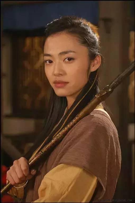 《武林外传》里的最美遗珠，如今整得六亲不认，双眼皮比卧蚕还大了…