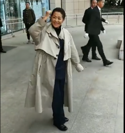 60岁倪萍举办讲座，网友：越来越网红了？