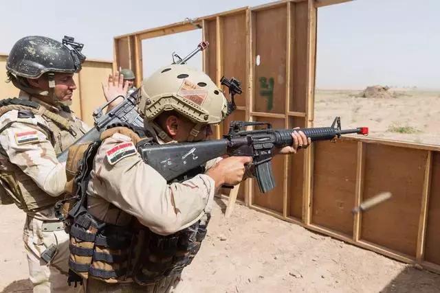 伊拉克也学解放军省钱大法？用木头枪代替AK，穿淘宝购中国迷彩