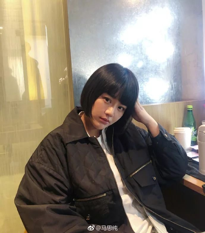 怀孕了？故意遮肚子，不是刚分手？