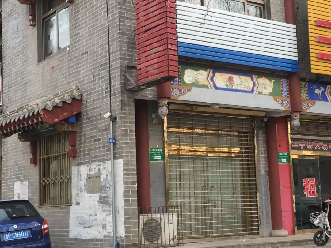 3月8日,事件发酵后,王玉青家的牙科诊所被曝涉嫌非法行医,他们连夜摘牌。新京报记者付子洋摄