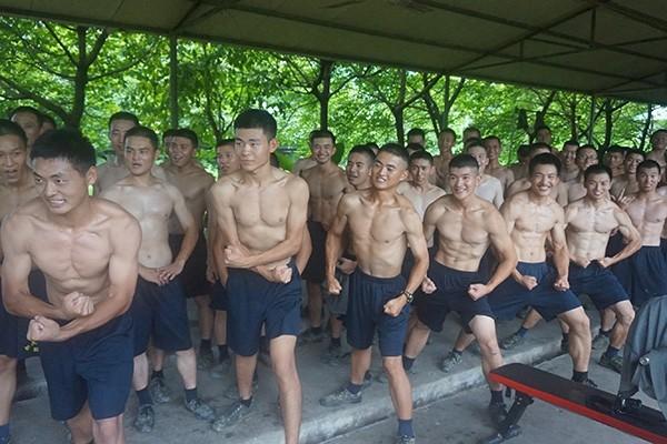 坦克兵都是什么样?个个是猛男,没点力气都干不了坦克兵