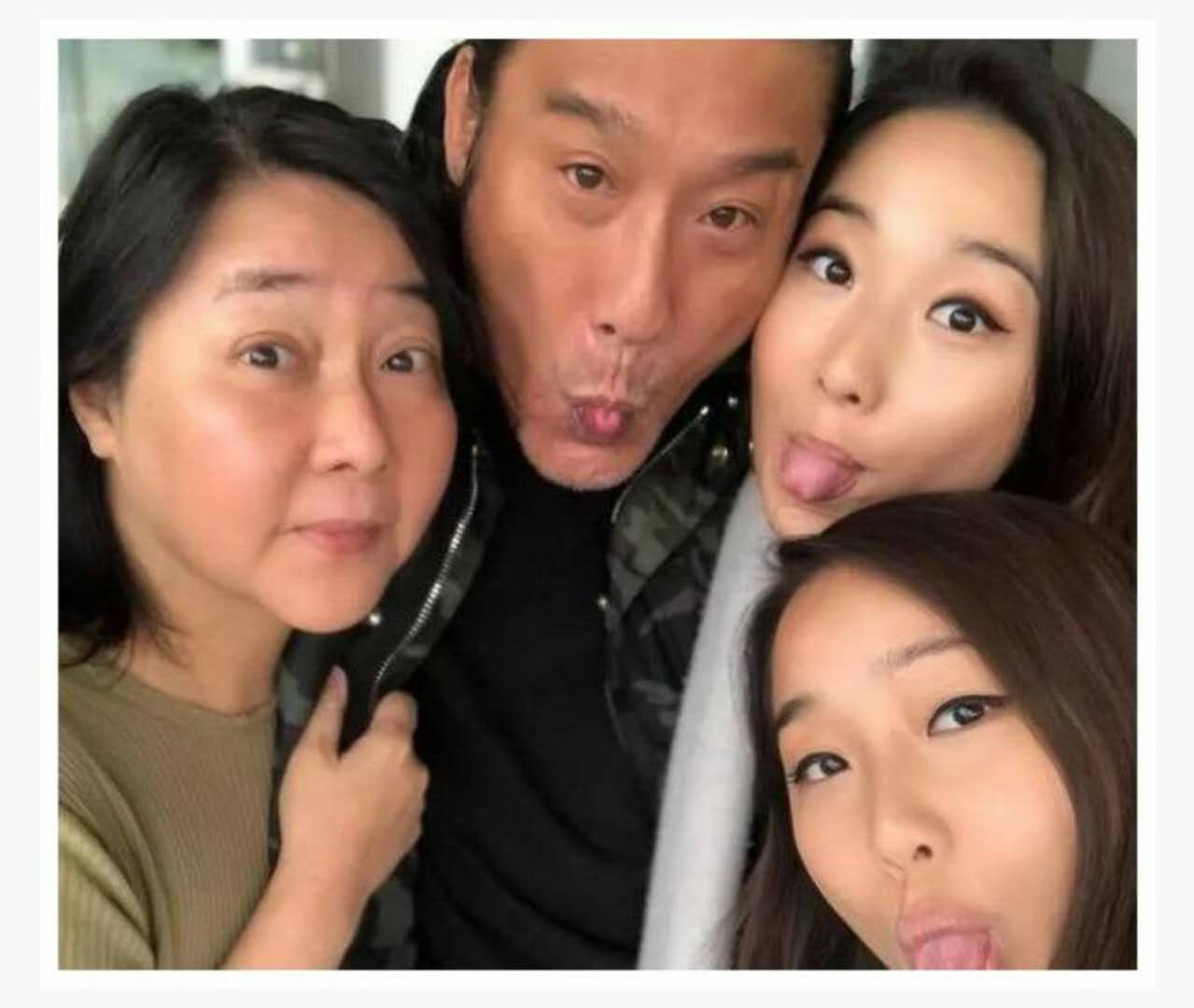 61岁梁家辉紧搂老婆，江嘉年发福似大妈依然被宠成小公主！