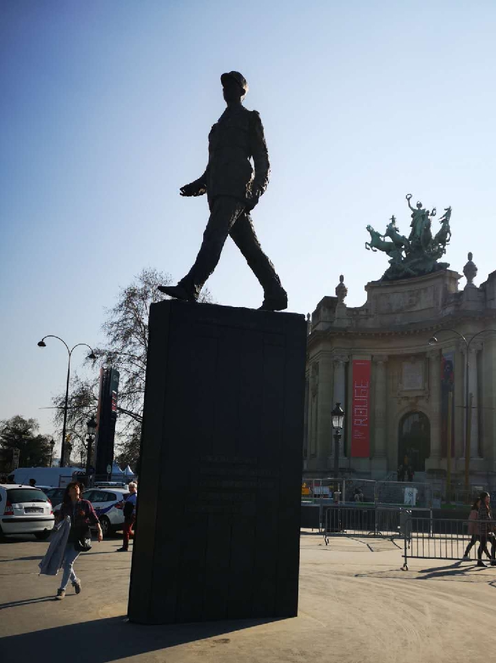 法国巴黎香榭丽舍大街附近的戴高乐将军像。新华社记者徐壮志摄