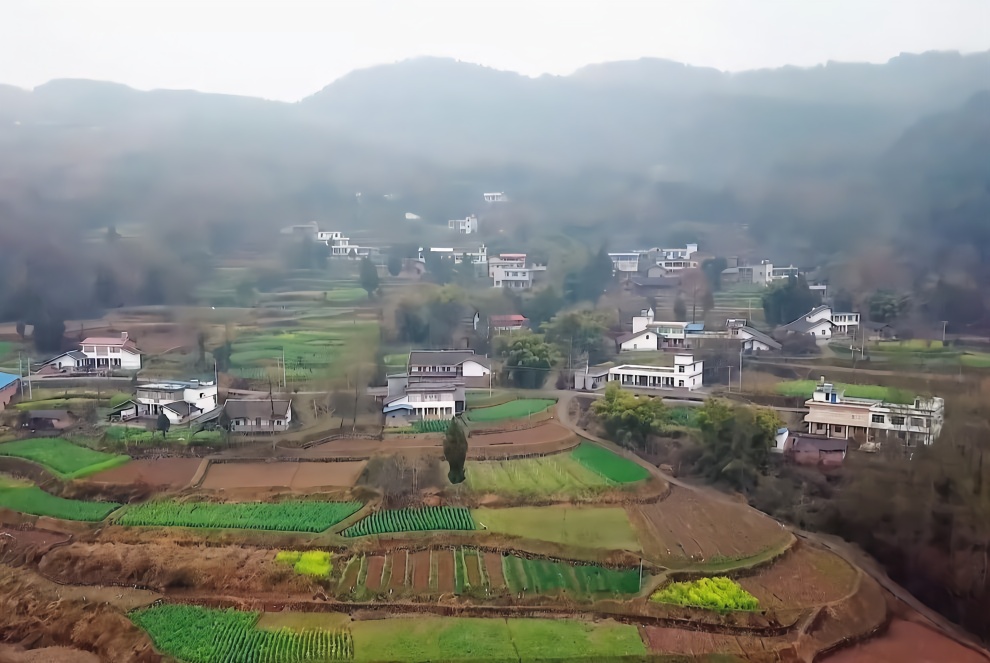 这里是四川巴中山区农村,山梁上有一条正在修的公路